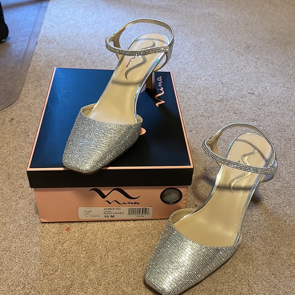 Silver Pump by Nina sz 10